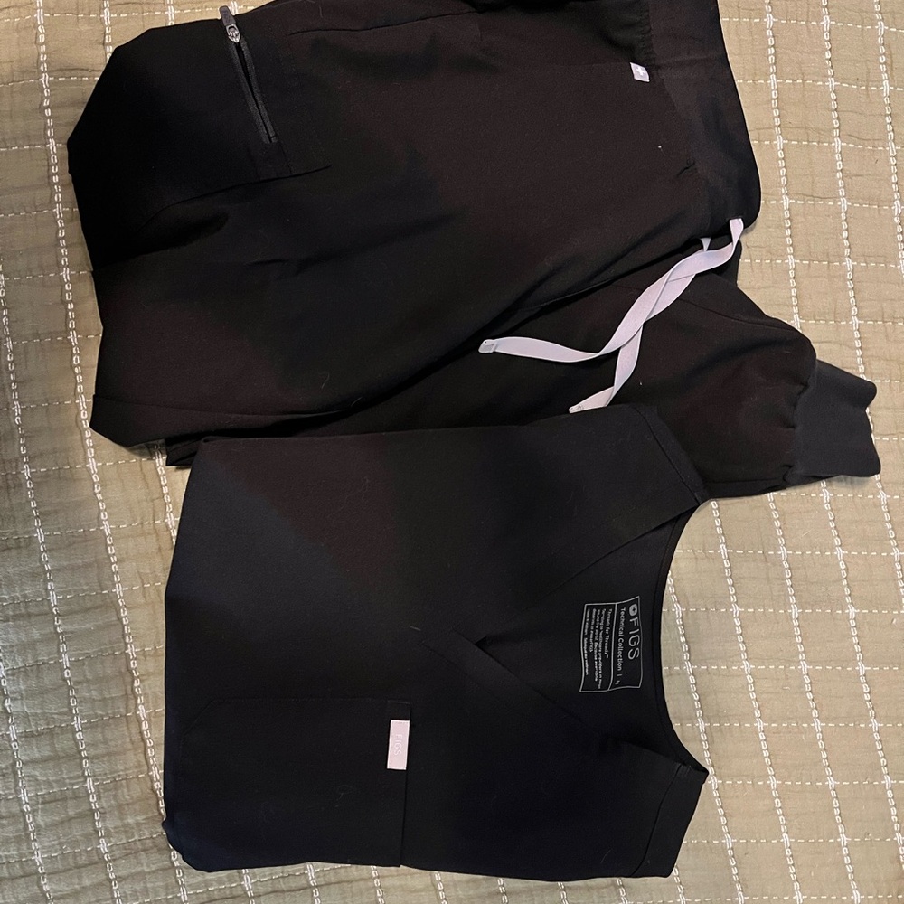 Women’s black figs scrub set